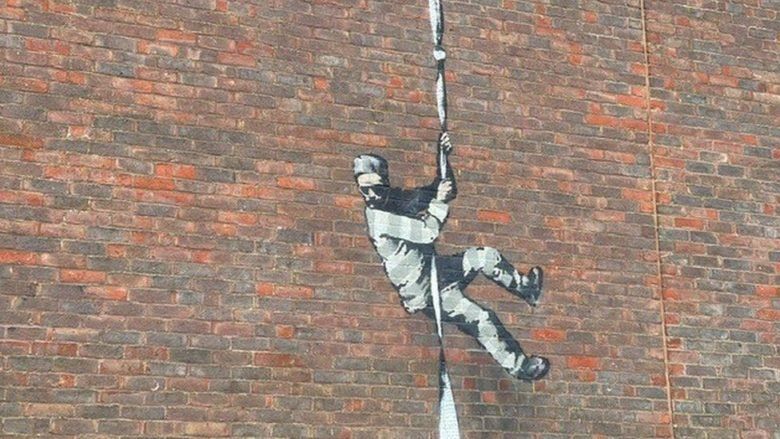 Общество: На стене бывшей тюрьмы в Британии появилось предполагаемое граффити Бэнкси