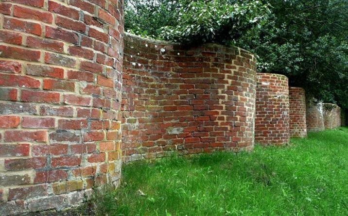 Общество: Волнистый забор: почему в Великобритании строили извилистые заборы
