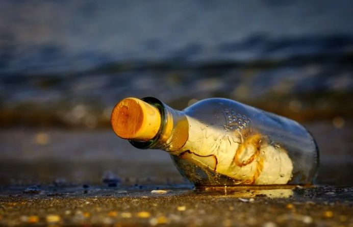 Общество: В Британии случайно нашли послание в бутылке, которое плавало в море 60 лет