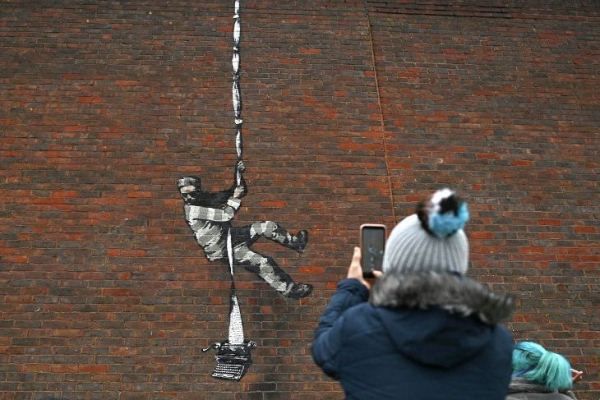 Общество: Бэнкси опубликовал видео создания нового граффити в Великобритании
