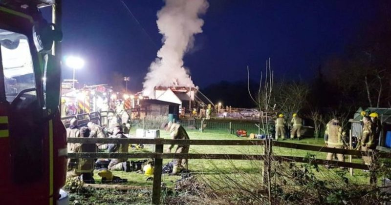 Общество: Более 100 спасателей тушат горящие дома на юге Великобритании