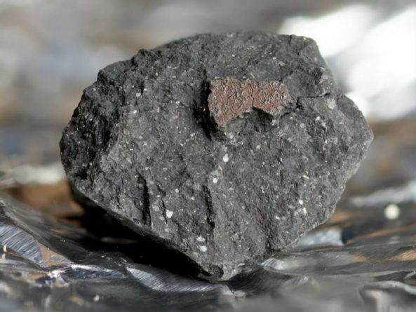 Общество: В Британии на следующий день после падения метеорита нашли его обломки. Метеориту 4,5 млрд лет и он очень редкого состава