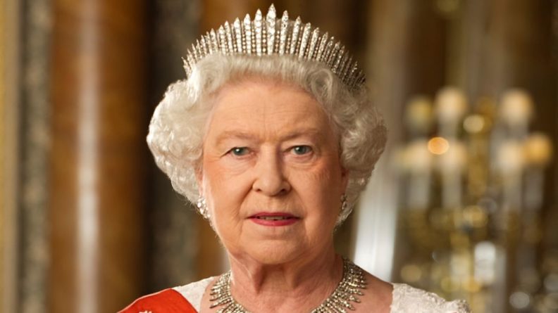 Общество: Королева Англии намерена лично поговорить с Гарри и Меган после скандального интервью