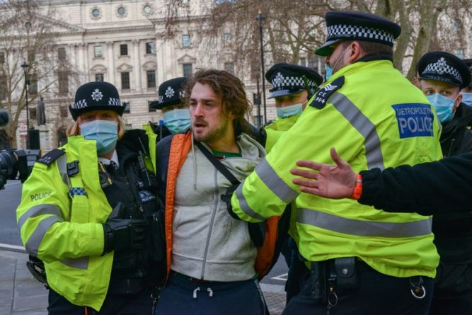 Общество: В Лондоне акция против насилия закончилась массовыми задержаниями