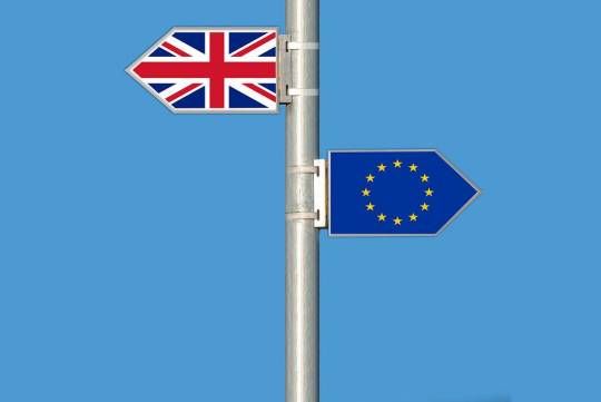 Общество: ЕК запустила разбирательство с Британией за нарушение договорённостей по Brexit