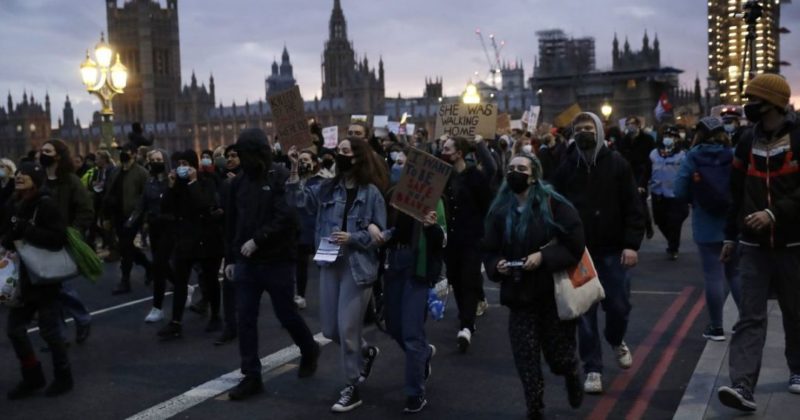 Общество: Убийство полицейским женщины в Лондоне переросло в массовую демонстрацию, протест и столкновения