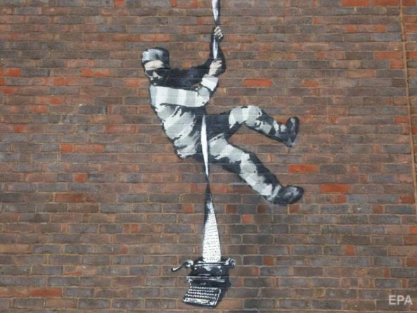 Общество: В Великобритании испортили графити Бэнкси на стене тюрьмы, где сидел Оскар Уайльд. К работе дописали имя соперника художника