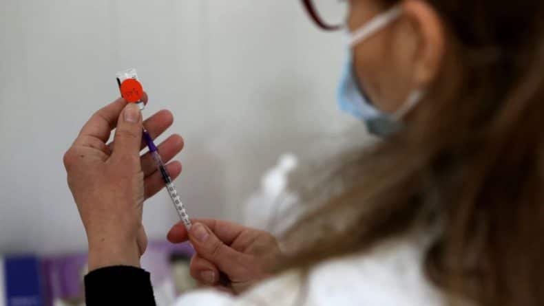 Общество: В Британии первую дозу вакцины получили 25 миллионов человек