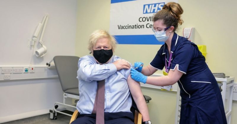 Общество: Премьер Британии Джонсон привился препаратом AstraZeneca и призвал довести вакцинацию до конца