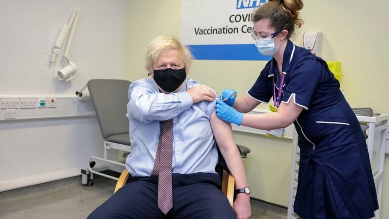 Общество: Премьер Великобритании Джонсон вакцинировался препаратом AstraZeneca: фото