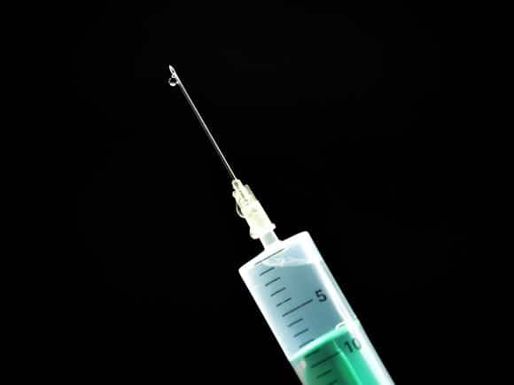 Общество: В Великобритании могут отложить вакцинацию против ковида для людей младше 50 лет