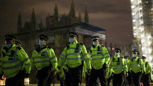 Общество: В Лондоне более 30 человек задержаны на акциях против карантина