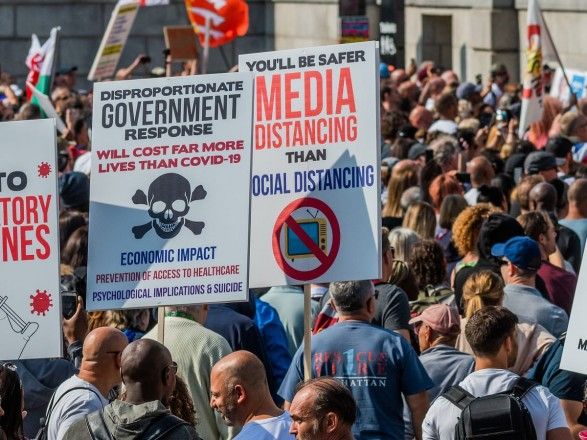 Общество: Количество задержанных на протестах против коронавирусных ограничений в Лондоне выросло до 33