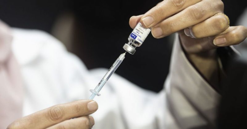 Общество: Великобритания вакцинировала от коронавируса половину взрослого населения: "Феноменальное достижение"