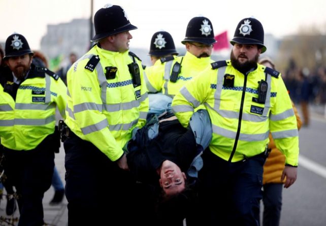 Общество: В Лондоне на митинге против карантина задержаны более 30 человек