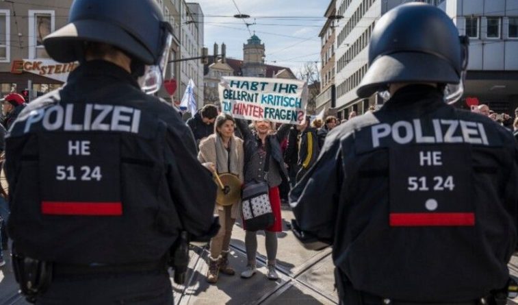 Общество: В Великобритании, Германии и Эстонии прошли протесты против карантинных мер