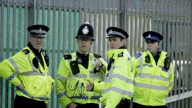 Общество: В Великобритании на акции протеста двое полицейских получили переломы