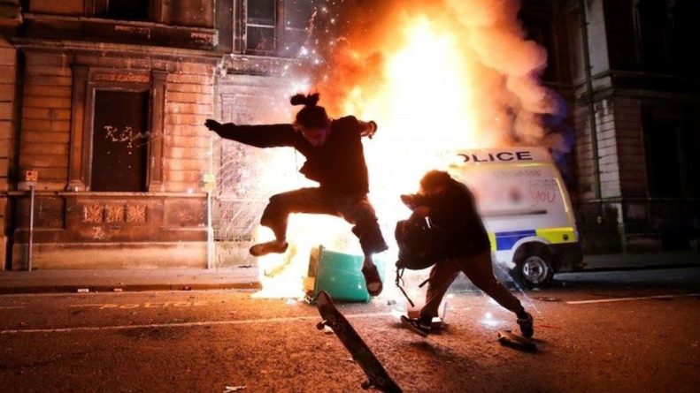 Общество: В Великобритании протестующие напали на полицейский участок