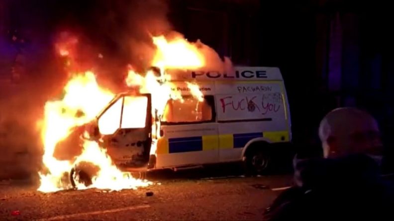 Общество: Сожженные машины и двое раненых силовиков – итоги митинга против ограничений на протесты в Британии