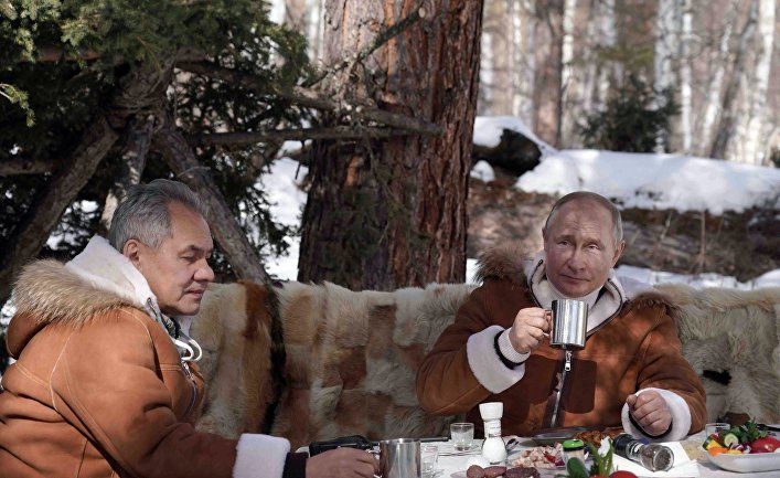 Общество: Путин – волк в овечьей шкуре: президент РФ обедает на свежем воздухе главой минобороны в Сибири… составив новый «расстрельный список», где есть и 6 жителей Британии (Daily Mail, Великобритания)