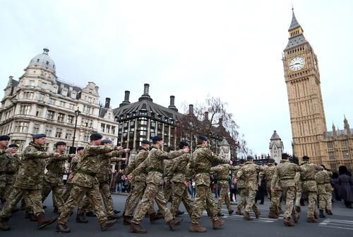 Общество: Британцы не хотят служить в армии, поэтому Лондон вынужден сократить свои Вооруженные силы