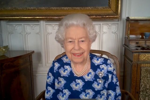 Общество: Королева Великобритании стала прабабушкой в десятый раз