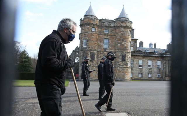 Общество: В шотландской резиденции королевы Британии задержали мужчину с СВУ
