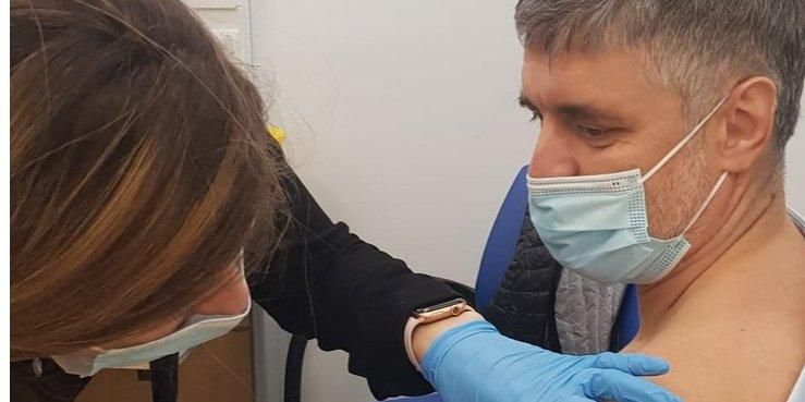 Общество: «Реальный шанс остановить пандемию». Посол Украины в Великобритании привился вакциной AstraZeneca