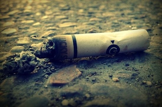 Общество: В Британии хотят обязать табачные компании оплачивать уборку улиц