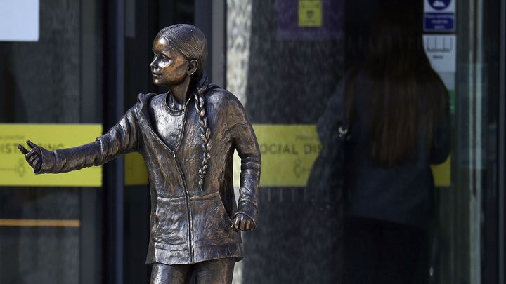 Общество: Британцы воздвигли первый в мире памятник Грете Тунберг