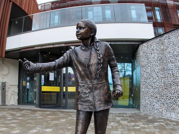 Общество: В университете в Британии поставили памятник Грете Тунберг. Студенты считают, что деньги можно было потратить лучше