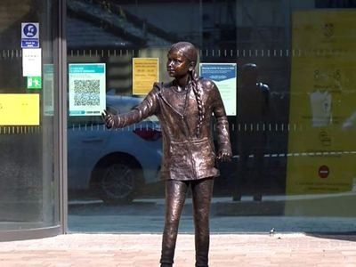 Общество: В Британии установили памятник Грете Тунберг