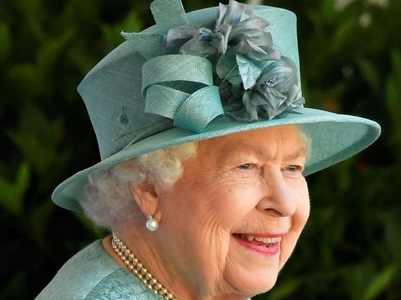 Общество: Королева Великобритании пошутила про «охоту» на самолеты России