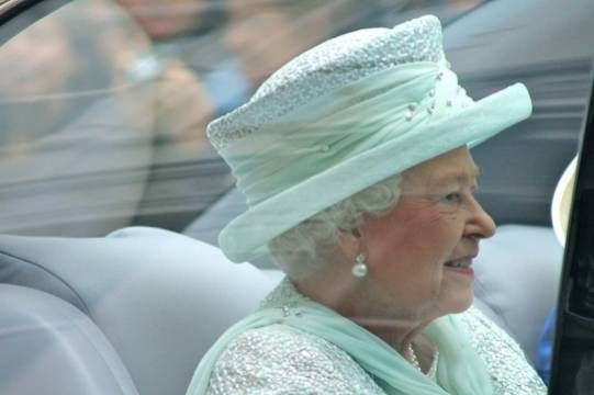 Общество: Королева Великобритании предложила погоняться за русскими
