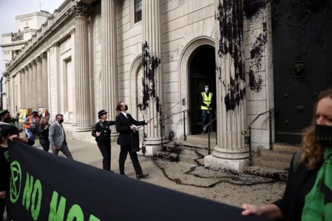 Общество: Активисты Extinction Rebellion облили здание Банка Англии черной краской