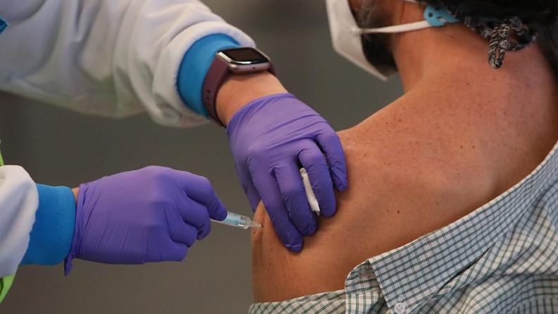 Общество: В Британии число случаев тромбоза после вакцины AstraZeneca выросло до 30