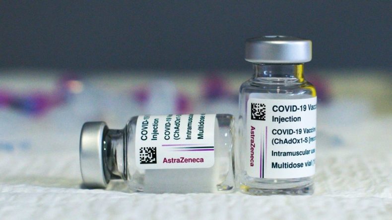 Общество: В Британии сообщили о 30 случаях тромбоза после прививки вакцины AstraZeneca