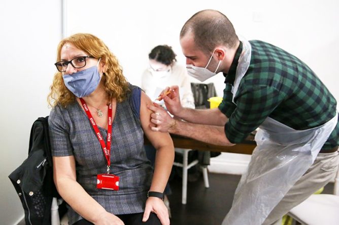 Общество: Три десятка случаев тромбоза выявлено у привитых от коронавируса в Великобритании