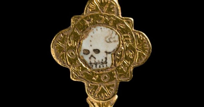 Общество: "Помни о смерти": в Британии нашли "депрессивное" кольцо XVI века