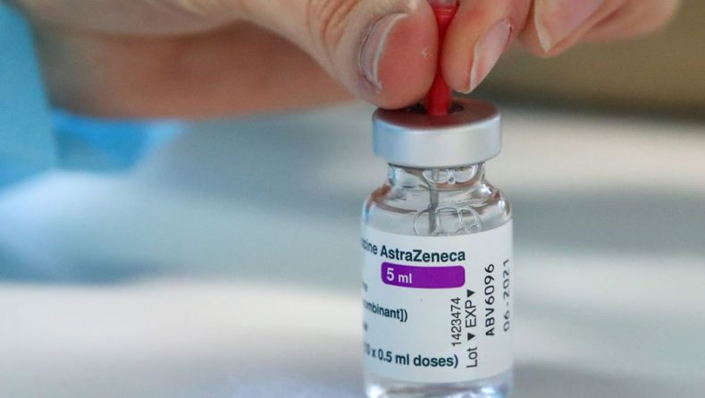 Общество: Семь человек в Британии скончались от тромбов после вакцины AstraZeneca