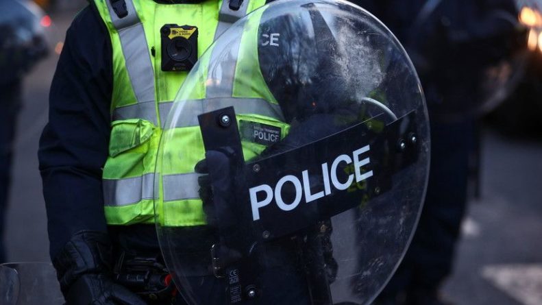 Общество: В Британии восемь полицейских пострадали в ходе беспорядков