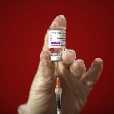 Общество: Семь человек скончались в Великобритании после прививки AstraZeneca