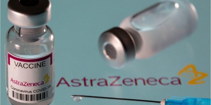 Общество: Из-за развития тромбов в Великобритании умерли семь привитых вакциной AstraZeneca
