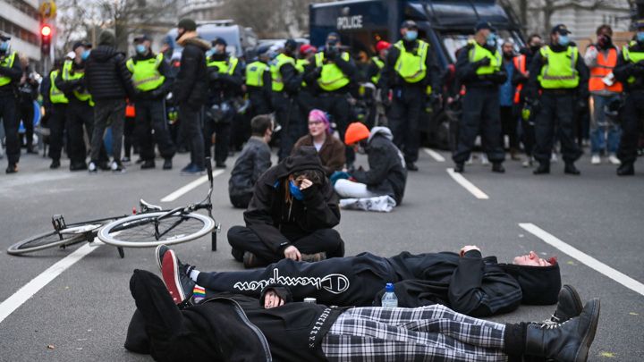 Общество: Дракой с полицейскими закончилась акция протеста в Лондоне