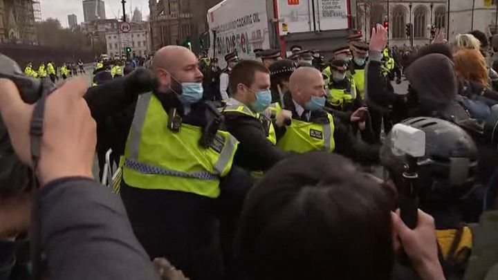 Общество: Новости на "России 24". Дракой с полицейскими закончилась акция протеста в Лондоне
