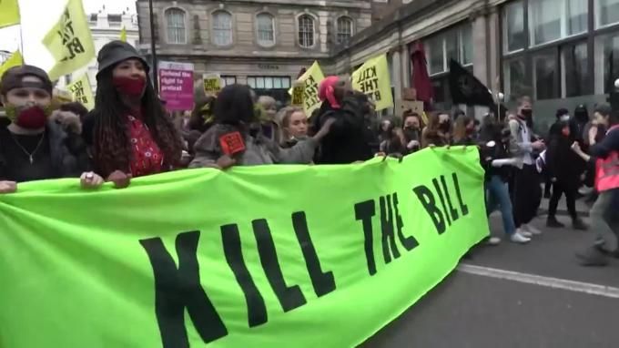 Общество: В Лондоне прошли акции протеста против расширения полномочий правительства