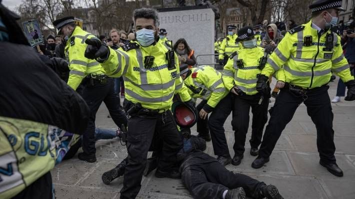 Общество: Силовики арестовали больше сотни протестующих против закона о полиции в Лондоне