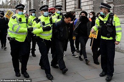 Общество: В Великобритании арестовали более 100 участников демонстраций против расширения полномочий полиции
