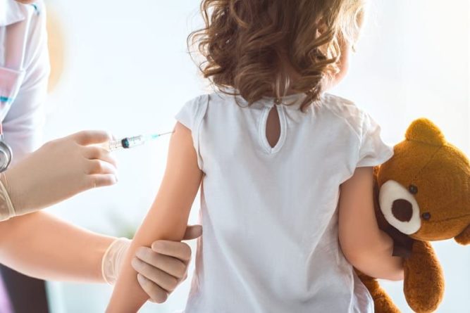 Общество: В Великобритании приостановлены испытания вакцины AstraZeneca на детях и мира