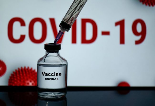 Общество: Великобритания начала использование вакцины Moderna против коронавируса
